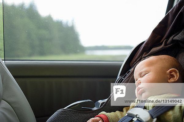 Schlafender Junge im Autositz