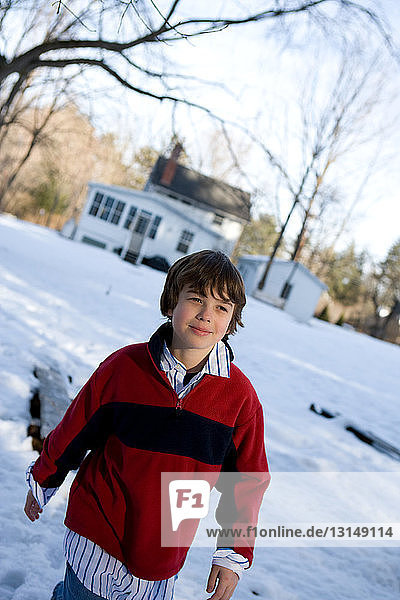 Junge geht im Schnee spazieren