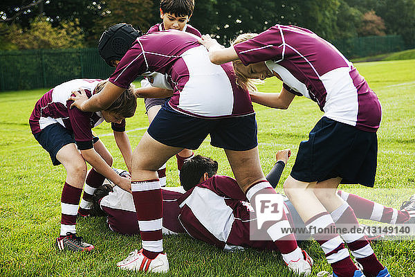 Aggressiv spielende Rugby-Mannschaft von Schulkindern