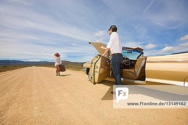 Ehepaar mit Autopanne in der Wüste