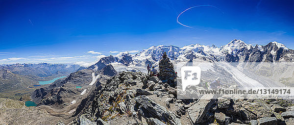 Panoramablick auf den Berg Pers und schneebedeckte Berge  Engadin  Schweiz