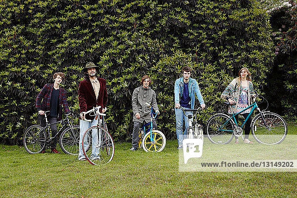 Teenager mit Fahrrädern im Park