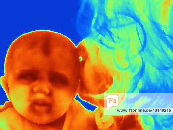 Wärmebild eines drei Monate alten Babys und seiner Mutter