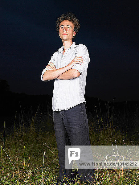 Mann steht auf einem Feld  bei Nacht