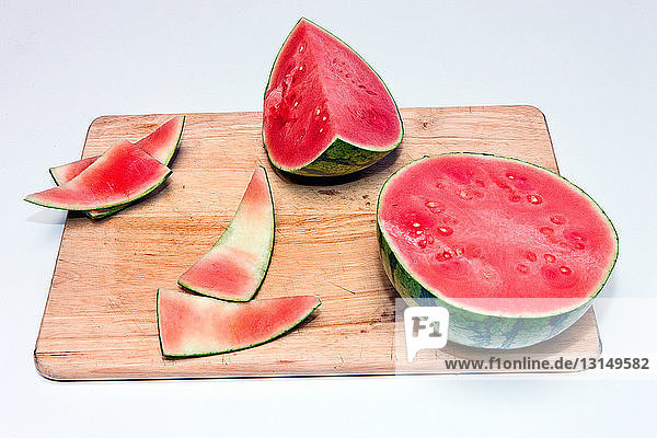 Scheiben reifer Wassermelone auf Schneidebrett
