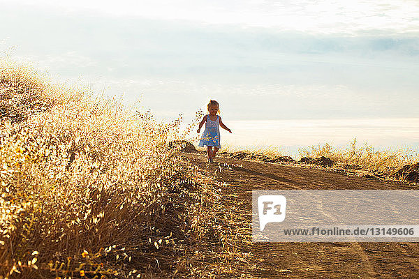 Mädchen beim Spazierengehen  Mt. Diablo State Park  Kalifornien  USA