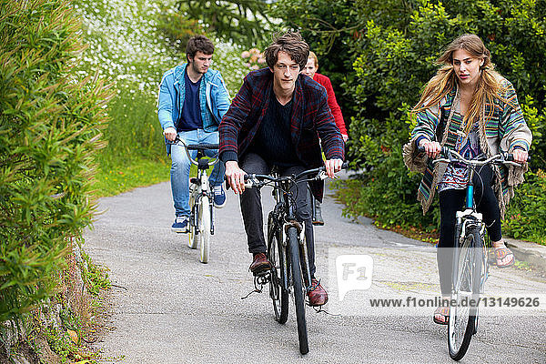 Jugendliche auf Fahrrädern im Park