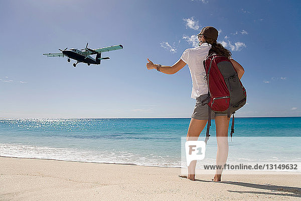 Frau beim Anhängen eines Leichtflugzeugs