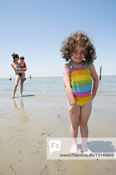 Junges Mädchen am Strand stehend