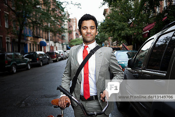 Geschäftsmann mit Fahrrad