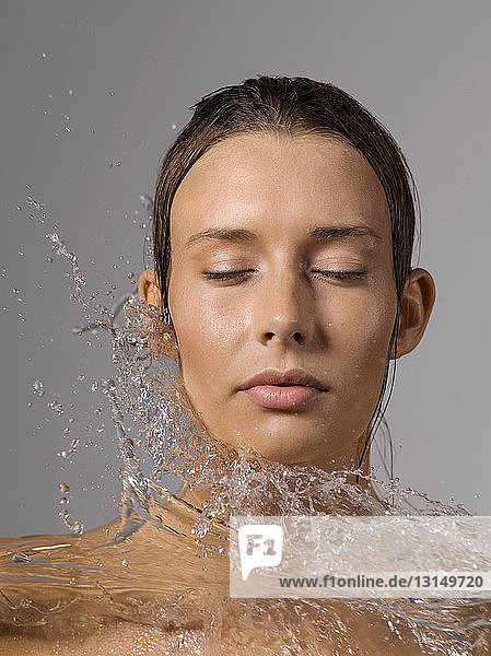 Frau mit Wasser bespritzt
