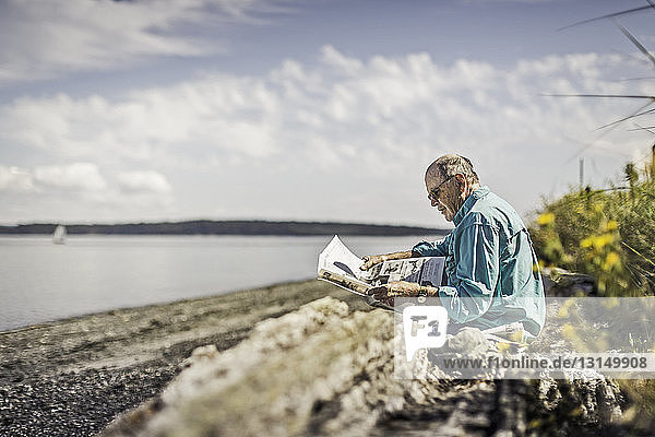 Älterer Mann beim Zeitungslesen  Port Townsend  Washington  US