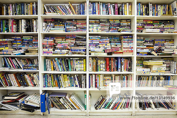 Bücher im Bücherregal