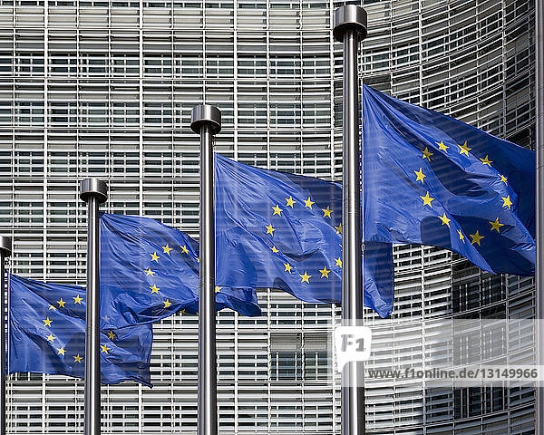 Europäische Flaggen vor dem Berlaymont-Büro der Europäischen Kommission  Brüssel  Belgien
