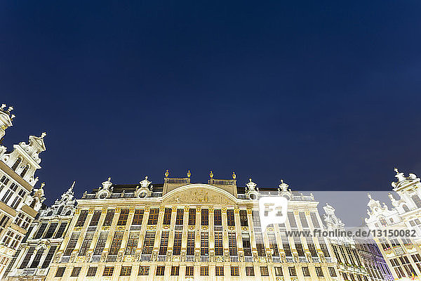 Tiefblick auf La Maison des Ducs de Brabant  Grand Place bei Nacht  Brüssel  Belgien