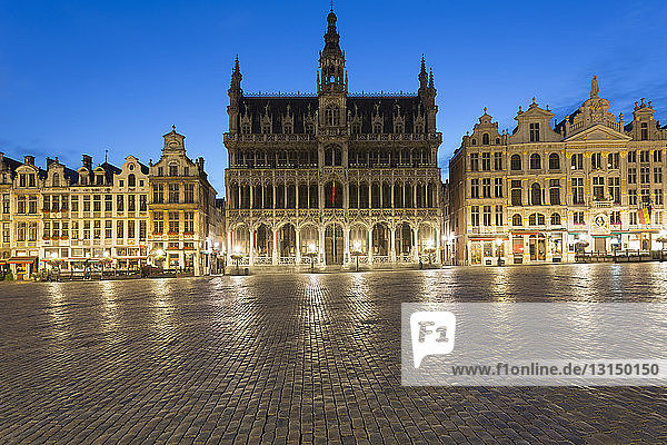 Blick auf das Maison du Roi in der Abenddämmerung  Brüssel  Belgien