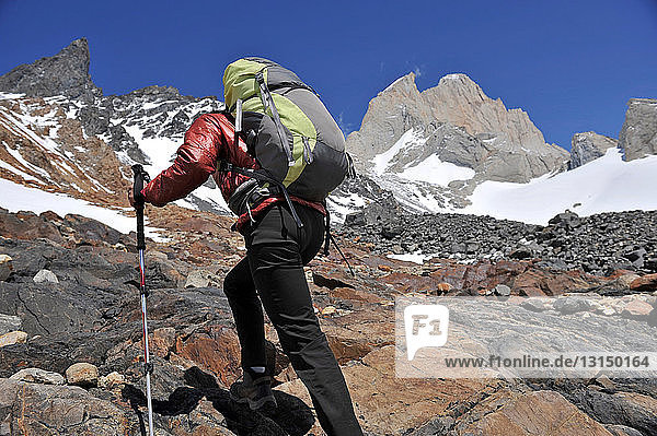 Frau wandert zum Aussichtspunkt am Cerro Electrico  El Chalten  Argentinien