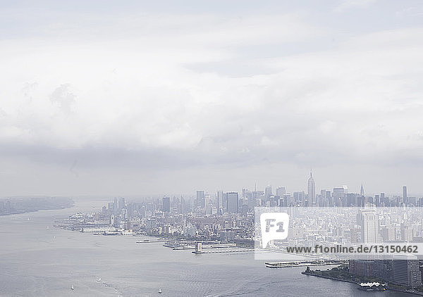 Luftaufnahme des Hudson River und Manhattan  New York  USA