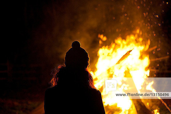 Frau in der Nacht des Feuers