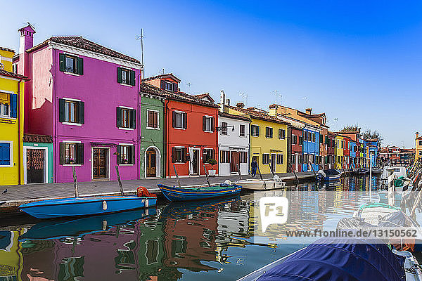 Bunte Häuser und Boote am Ufer des Kanals  Burano  Italien