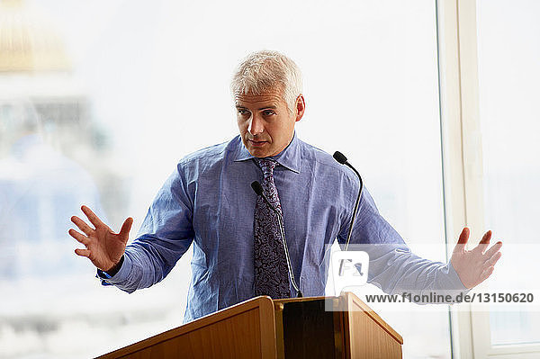 Mann spricht während einer Konferenz