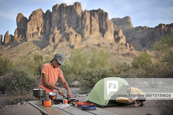 Rucksackreisendes Paar schlägt sein Lager auf  Apache Junction  Arizona  USA