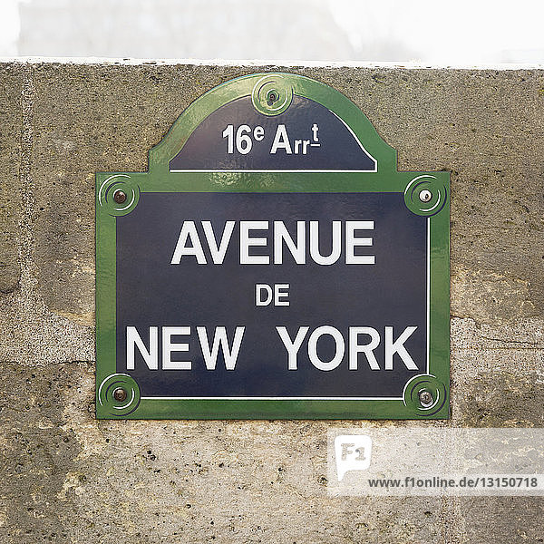 Nahaufnahme eines Straßenschilds  avenue de New York  Paris  Frankreich