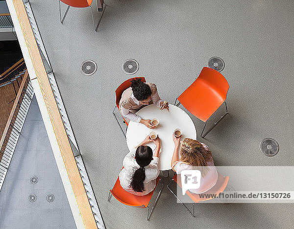 Büroangestellte beim Essen in einer Bürokantine  Blick von oben