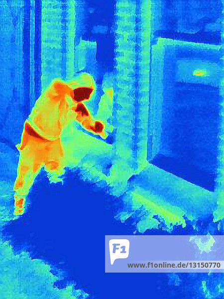 Wärmebildaufnahme eines Einbrechers  der in ein Haus einbricht