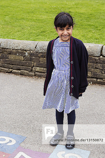 Porträt eines Mädchens in Schuluniform