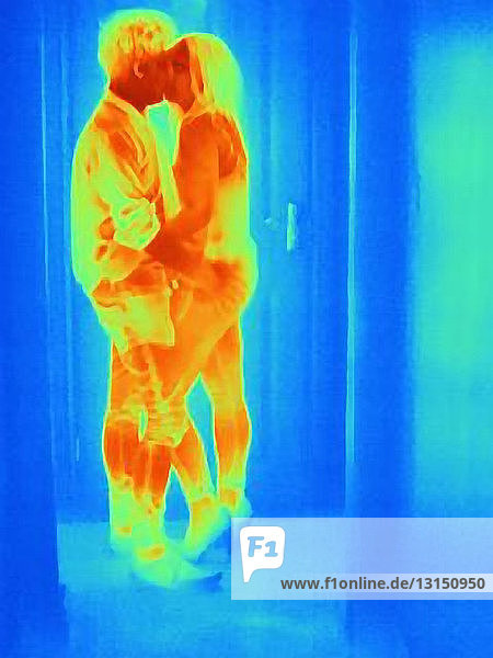 Wärmebild eines jungen Paares  das sich im Türrahmen küsst