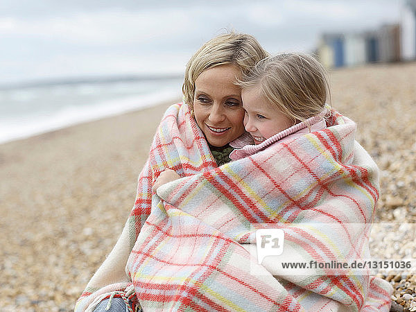 Mutter und Tochter zusammen am Strand
