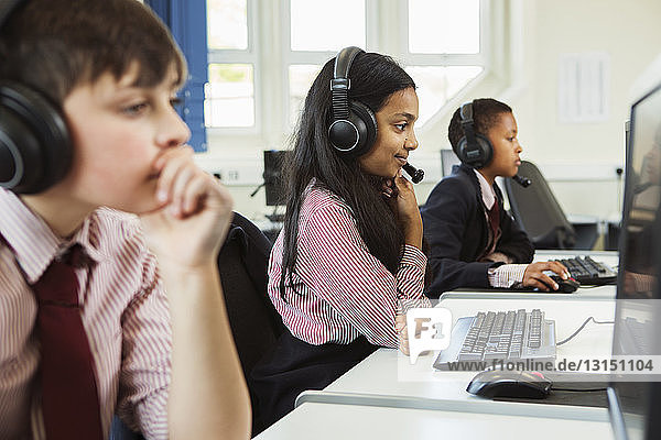 Schüler benutzen Computer im Klassenzimmer