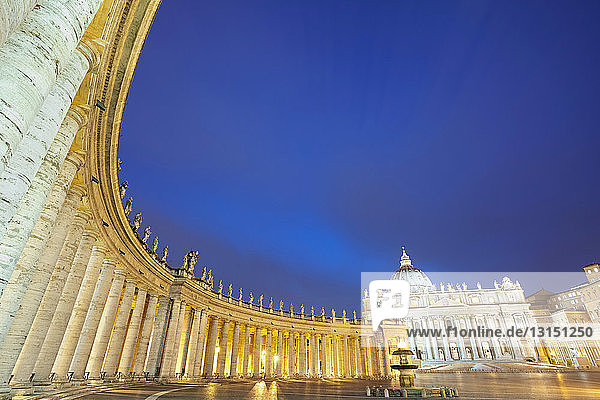 Petersdom bei Nacht beleuchtet
