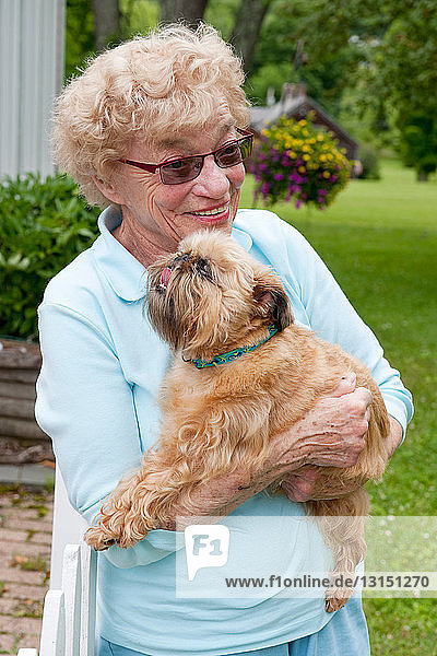 Ältere Frau mit ihrem Hund
