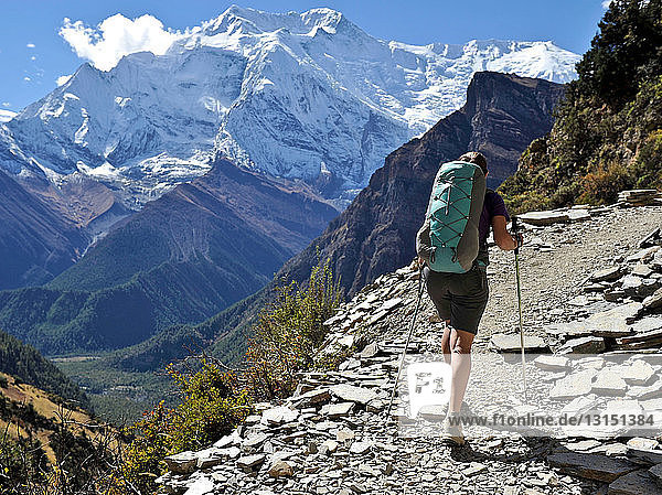 Trekkerin im Distrikt Manang  Nepal