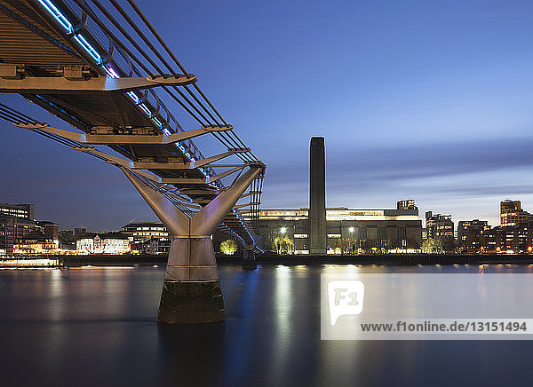 Millennium Bridge und Tate Modern bei Nacht  London  Vereinigtes Königreich