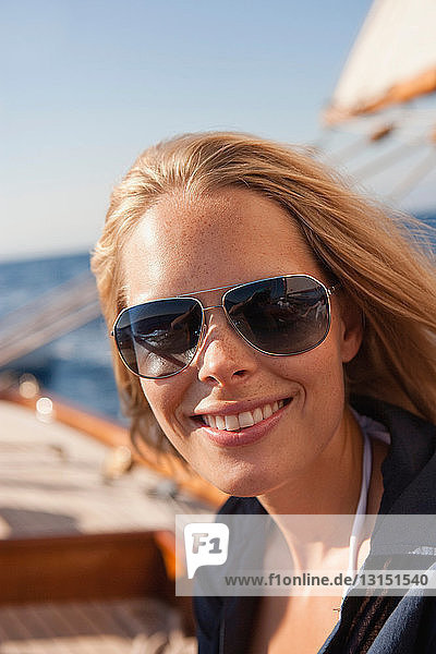 Frau auf einem Boot lächelt den Betrachter an