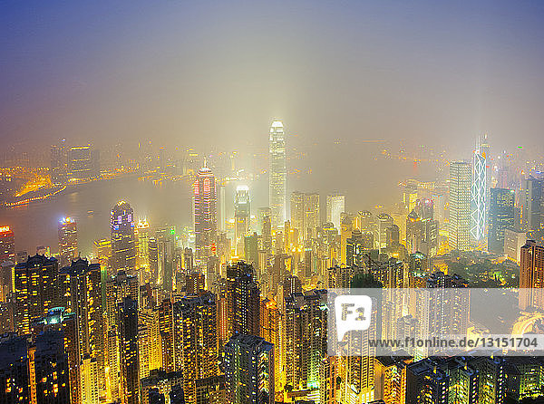Wolkenkratzer in Hongkong bei Nacht  China