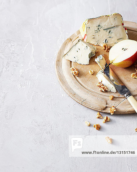Obst  Käse und Nüsse auf Holzbrett