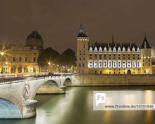 Blick auf das beleuchtete Musee de la Conciergerie und die Pont au change bei Nacht  Paris  Frankreich