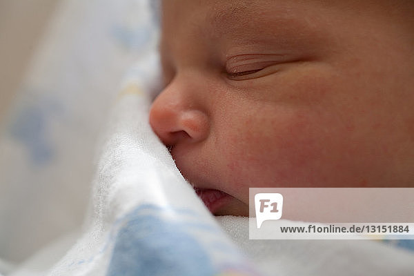 Das Gesicht eines neugeborenen Jungen  Nahaufnahme