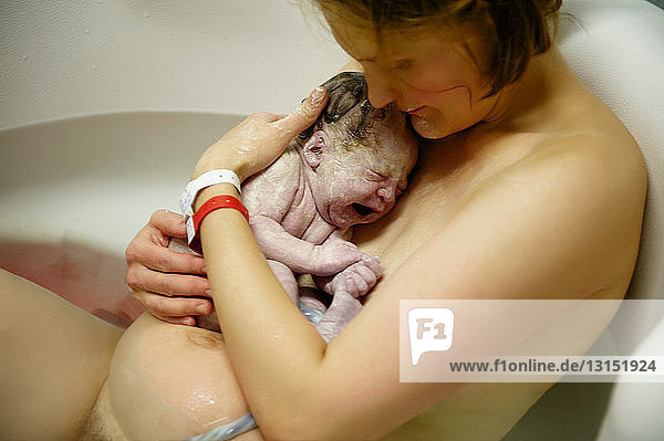 Frau mit neugeborenem Baby