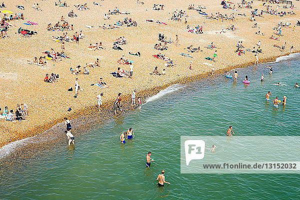 Menschen am überfüllten Strand  Brighton  England