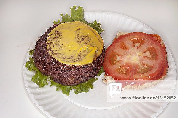 Hamburger mit Senf und Tomate