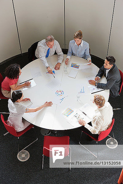 Geschäftskollegen  die in einem Besprechungsraum zusammenarbeiten  Blickwinkel von oben