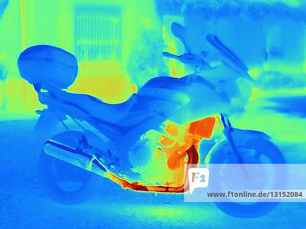 Wärmebildaufnahme eines Motorrads  die die Wärme des Motors  des Kühlers und des Auspuffs zeigt