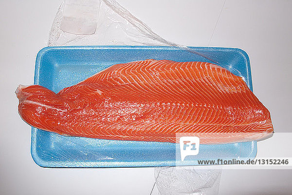 Lachsfilet auf dem Essenstablett