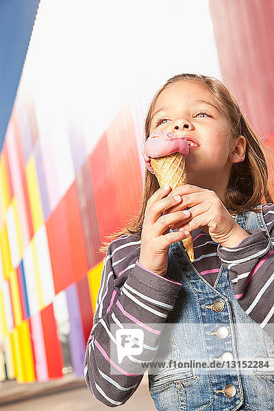 Kleines Mädchen genießt Eiscreme im Freien