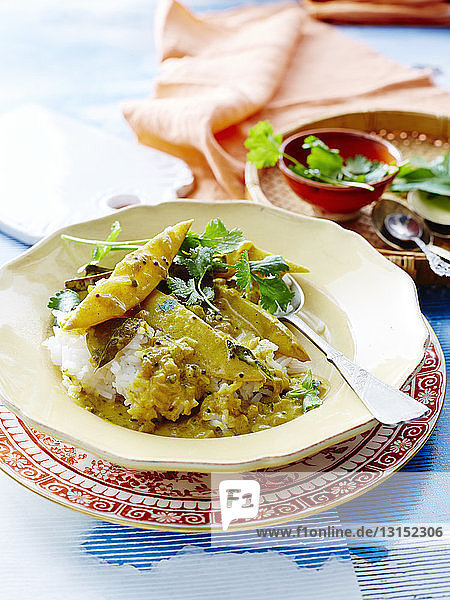 Hochformatige Ansicht von Mango-Curry und Reis aus Sri Lanka  garniert mit Koriander